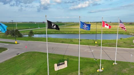 las banderas de las tribus de américa, canadá, dakota del norte, pow y sioux ondeando en entornos rurales