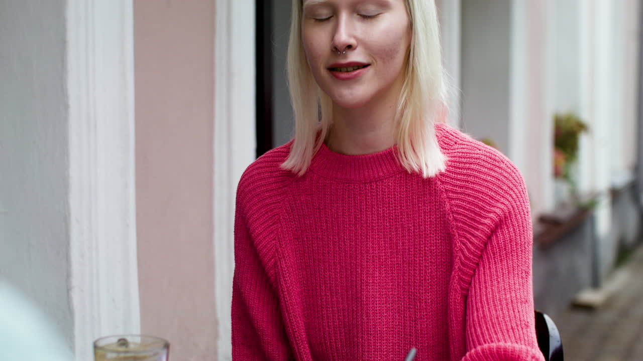 젊은 부부가 얘기하고 있습니다.