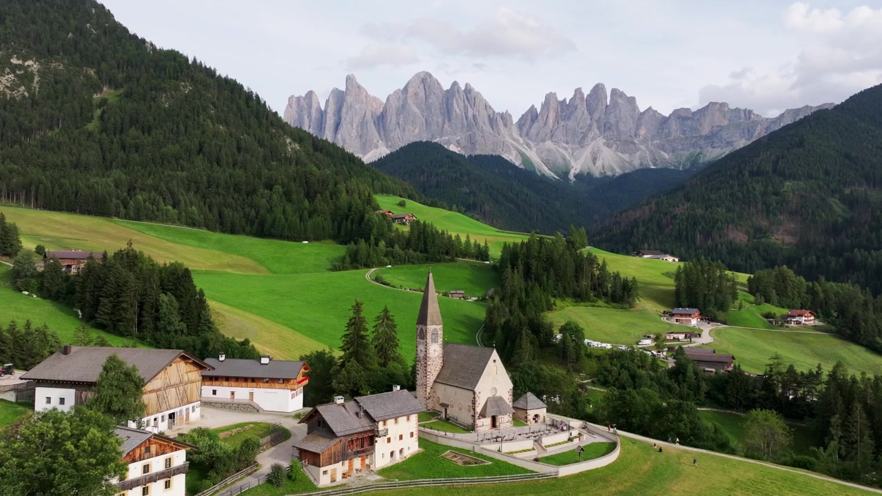 Chiesa di Santa Maddalena, circondata da maestose cime delle Dolomiti italiane.