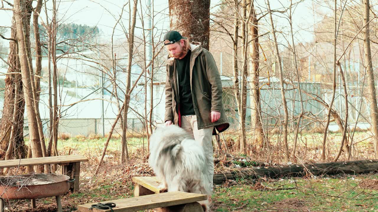 긴 머리를 가진 두 친구