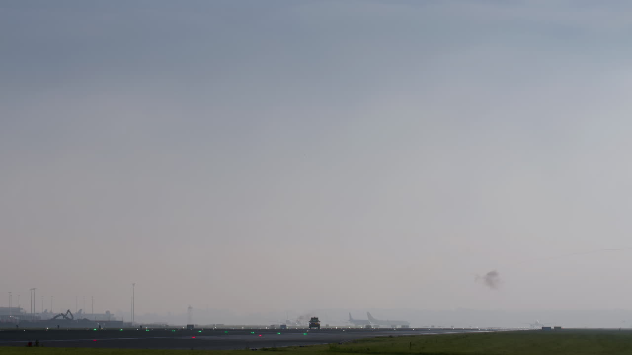 멀리 있는 비행기 와 함께 안개 가 가득 한 공항 활주로