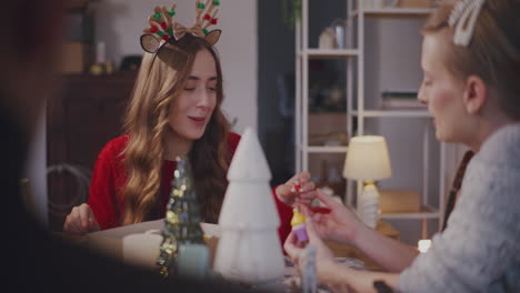 mujer hablando con una amiga mientras prepara la decoración