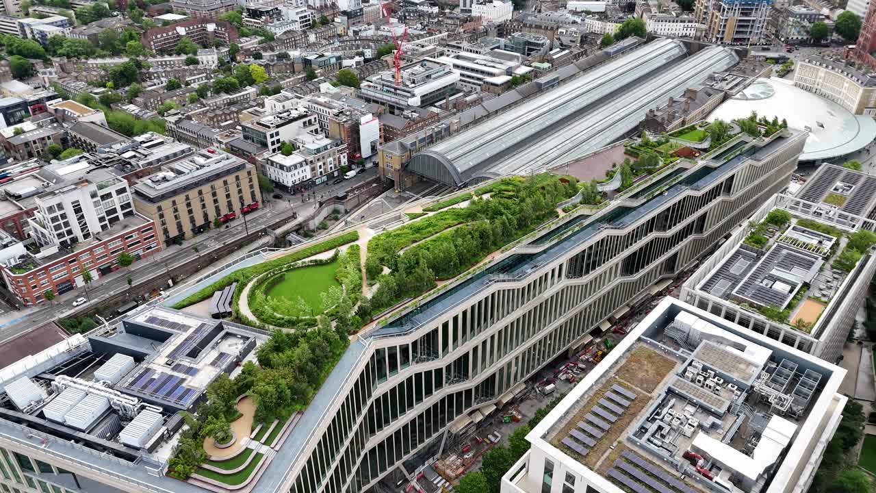Epic aerials of King’s Cross station, soaring over the stunning KGX1 rooftop garden, capturing London’s dynamic cityscape. Perfect for cinematic projects.