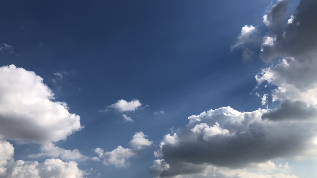 승객 제트기가 소리로 착륙하고 있습니다.