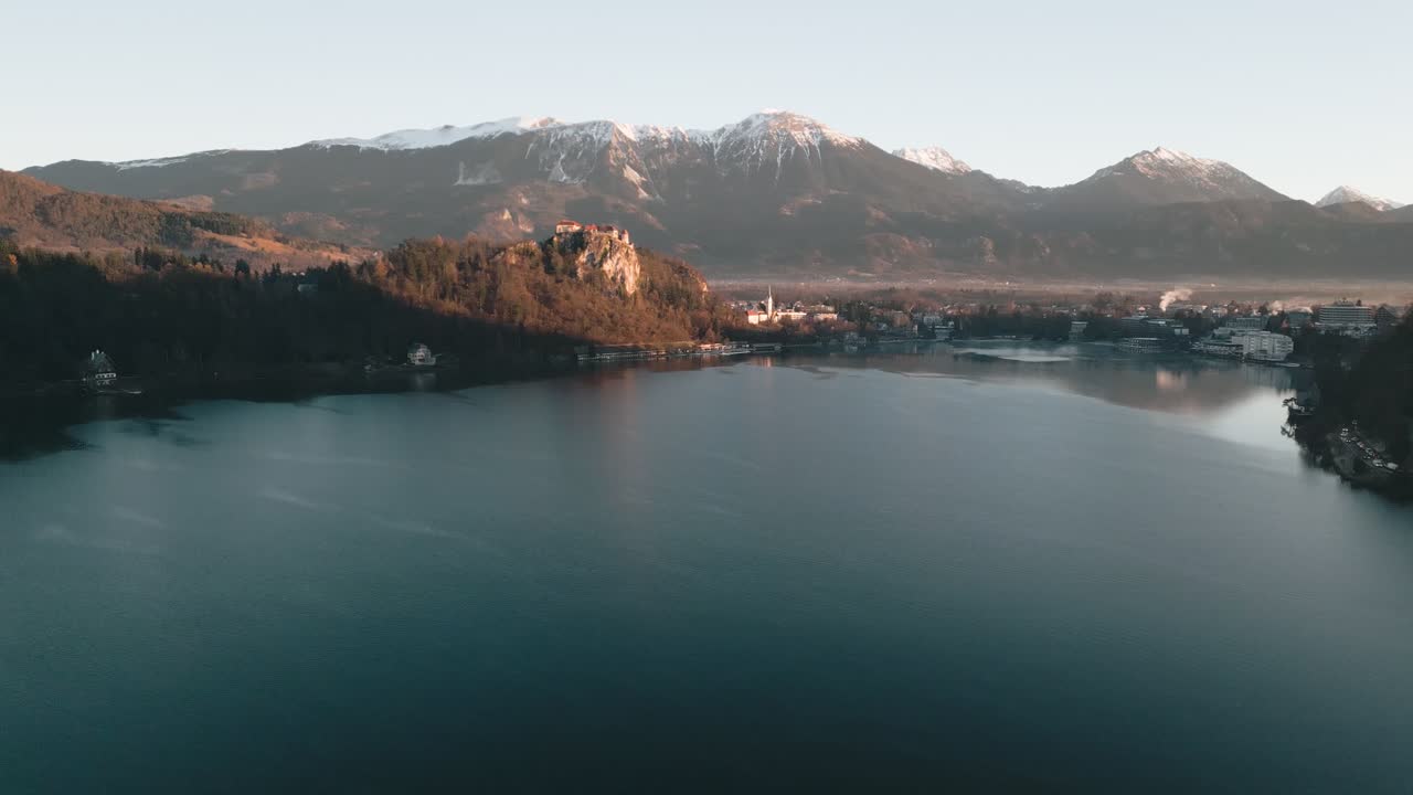 Una tranquilla ripresa aerea evidenzia la posizione dominante del castello sul Lago di Bled in Slovenia, Europa Centrale.