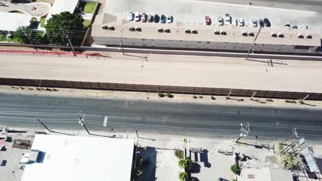 Vista-De-Un-Dron-Cruzando-La-Frontera-Entre-Estados-Unidos-Y-México