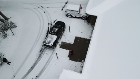 Schnee-Von-Einer-Betonveranda-Schaufeln