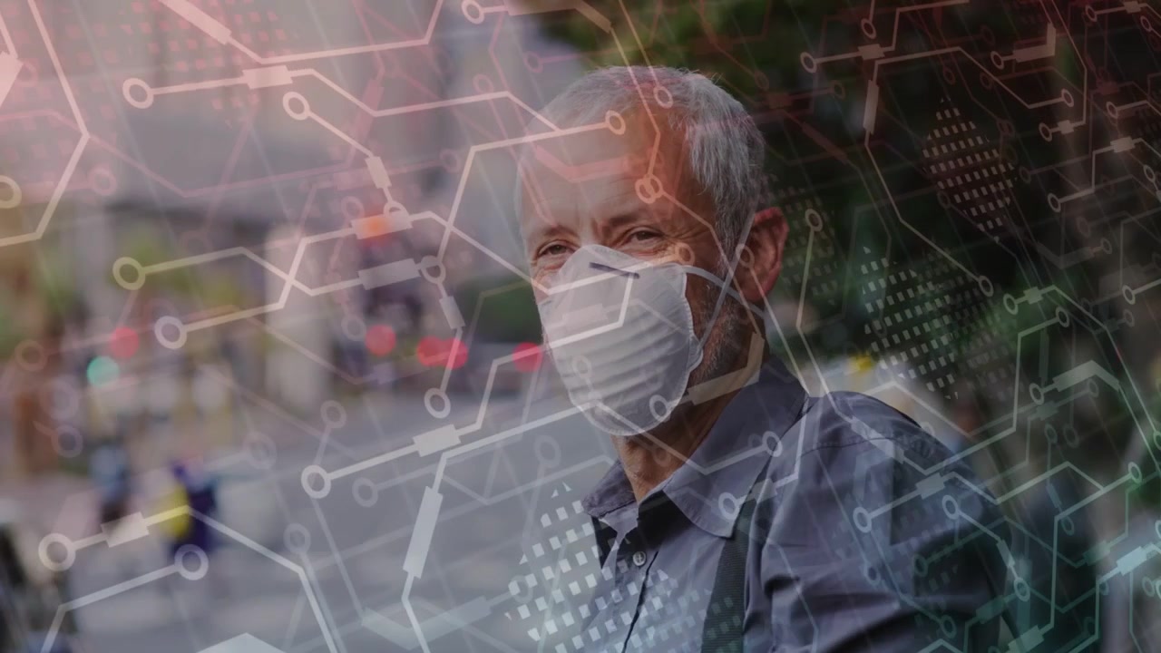 Starší muž v bílé masce se dívá na osobu dole, mává a otáčí se, s překrytím obvodů zobrazujícím městské technologie.