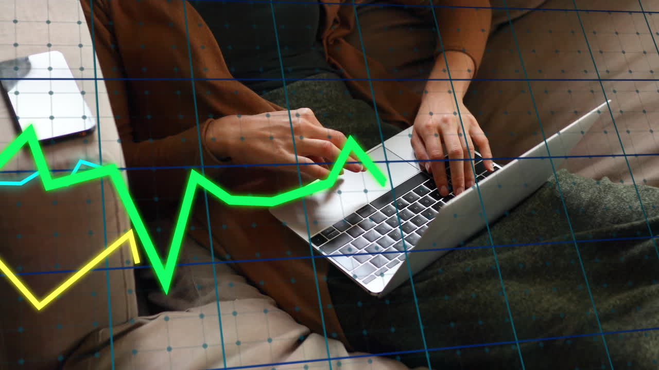 animación de procesamiento de datos digitales sobre una mujer caucásica usando una computadora portátil