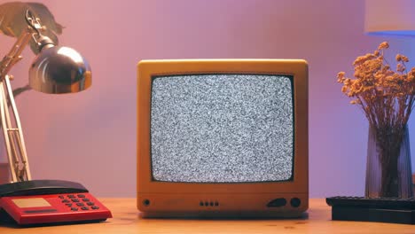 tv retro, televisión vintage en una configuración nostálgica, una tv retro muestra grano en la pantalla, dispositivo aterrador de la noche de halloween bueno para la llave de croma y la pantalla verde. imágenes de alta calidad 4k