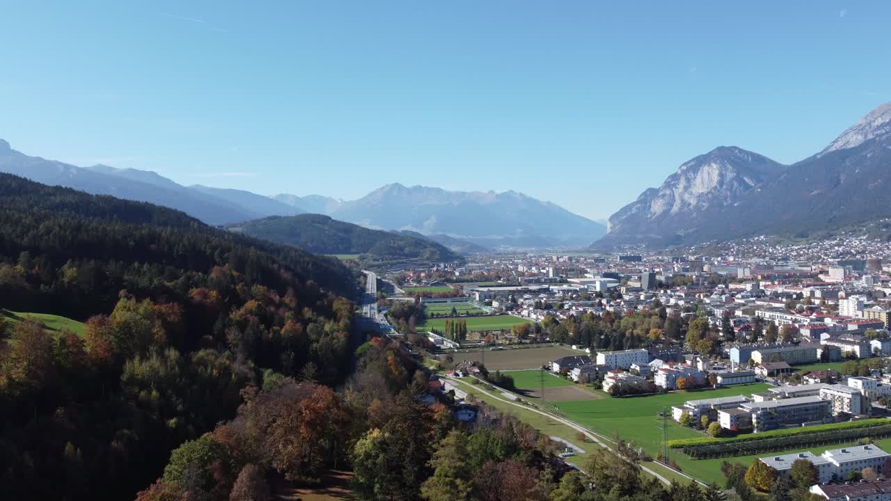 innsbruck en una vista aérea vertical en un día soleado lleno de tranquilidad de otoño con un verde bosque alpino y los alpes en el tirol en austria