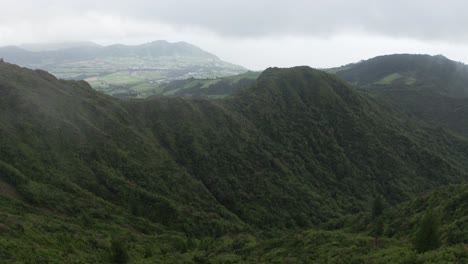 Luftaufnahme:-Aussichtspunkt-Miradouro-Do-Salto-Do-Cavalo-Auf-Die-Grünen-Sanften-Hügel-Der-Azoren