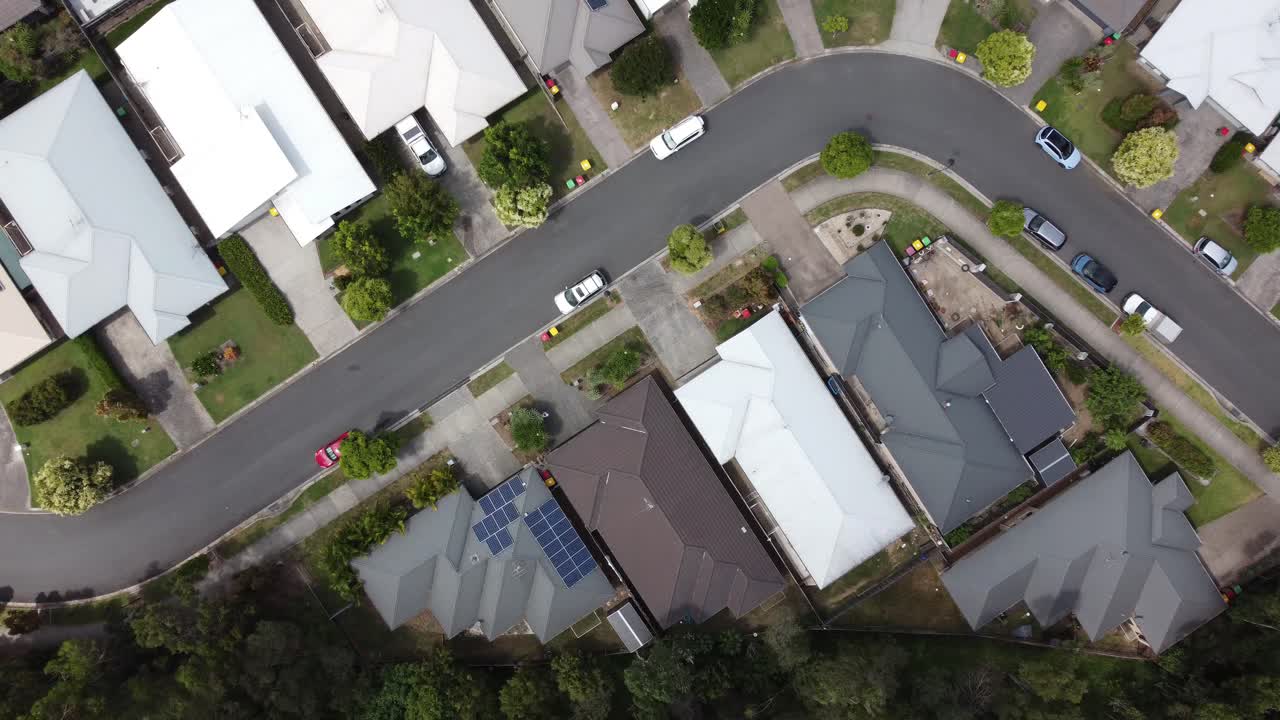drone descendiendo sobre casas privadas en un suburbio australiano
