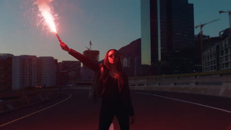 mujer independiente sosteniendo una bengala en la ciudad al amanecer niña rebelde protestando por la igualdad en la calle con fuegos artificiales movimiento de libertad milenario femenino