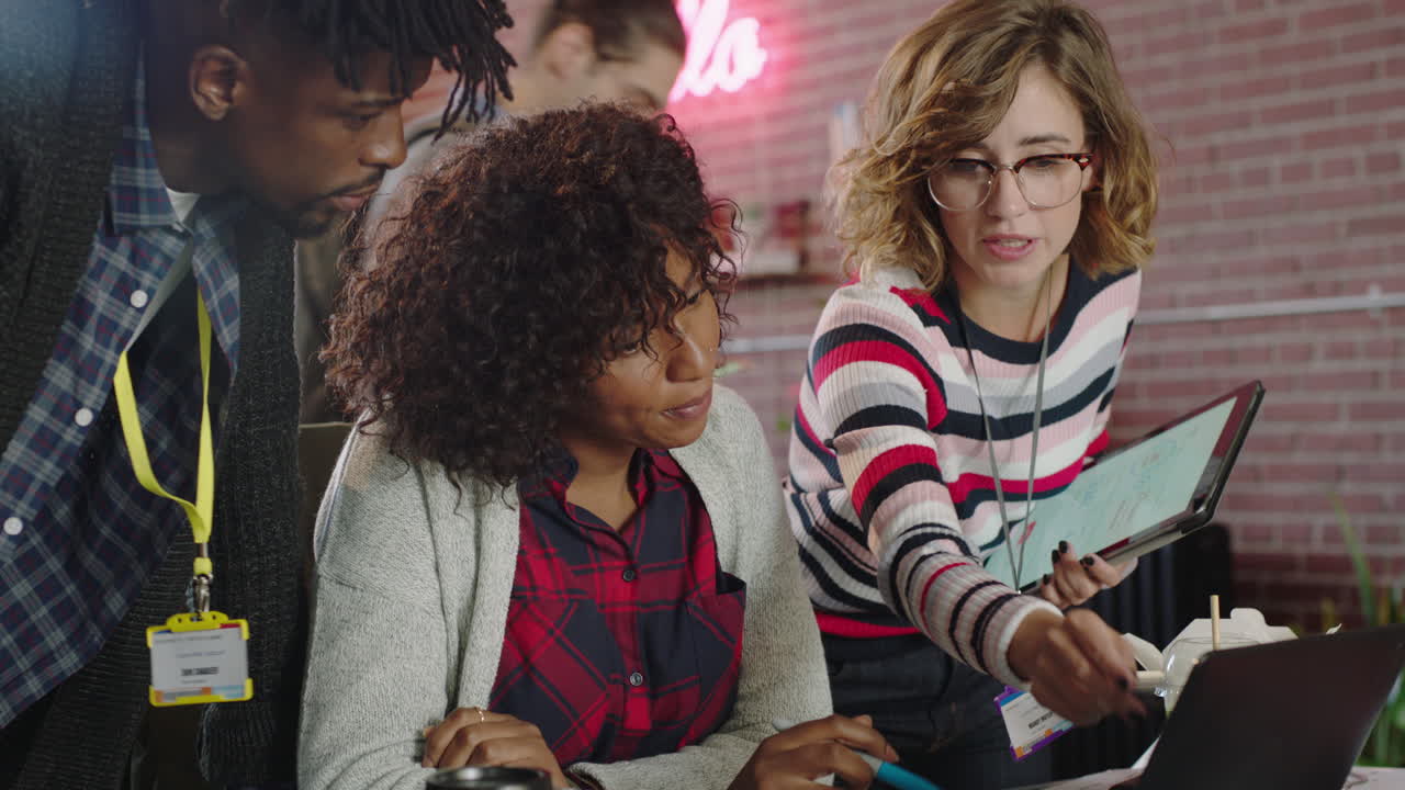 cerca un joven equipo de ingenieros desarrollando aplicaciones de software usando computadoras portátiles digitales gerente de investigación mujer compartiendo ideas apuntando a la pantalla lluvia de ideas en la oficina moderna