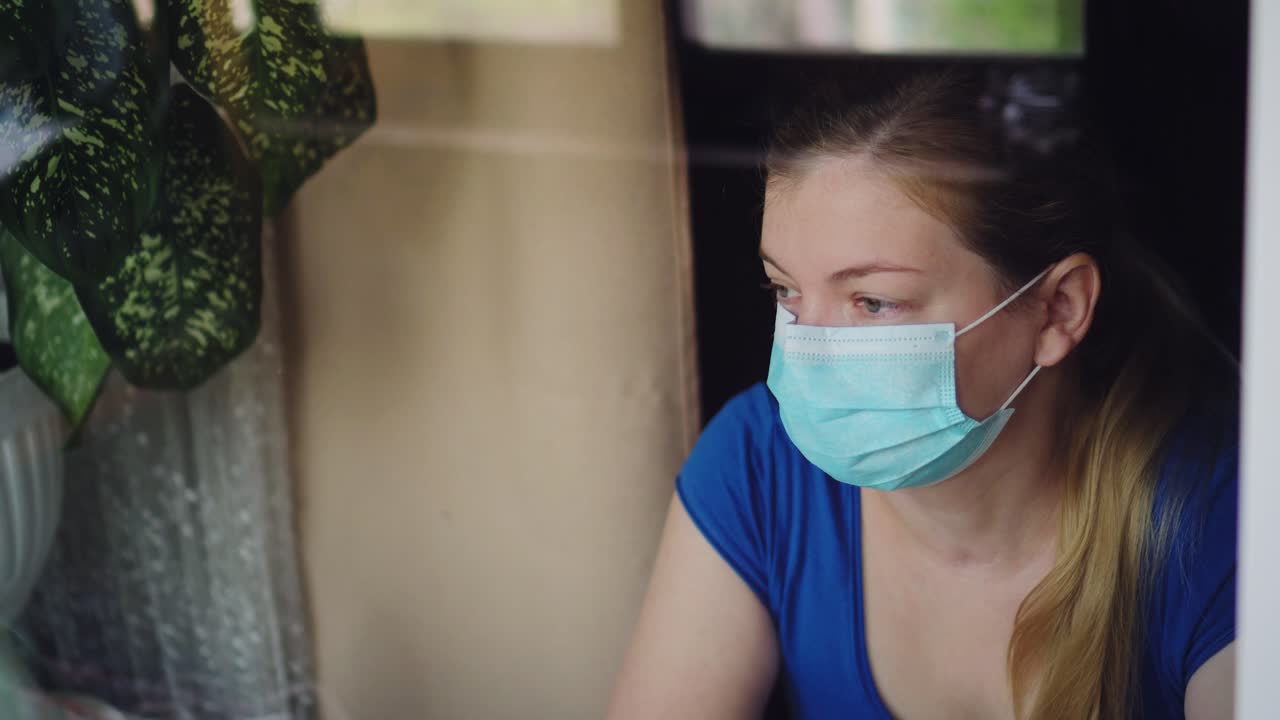 mujer preparando una jeringa para la inyección