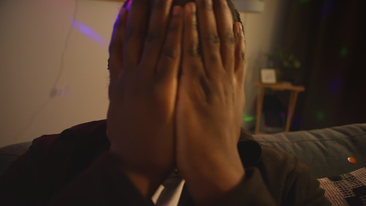 hombre despertando tendido en el sofá después de beber alcohol en la fiesta de la casa sufriendo de resaca 2