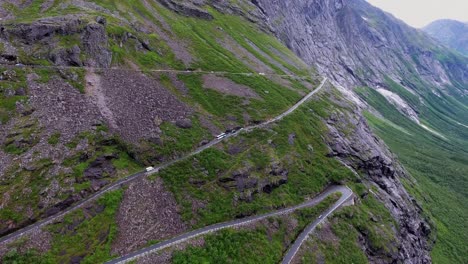 Camino-Del-Troll-Trollstigen-O-Trollstigveien-Sinuosa-Carretera-De-Montaña.