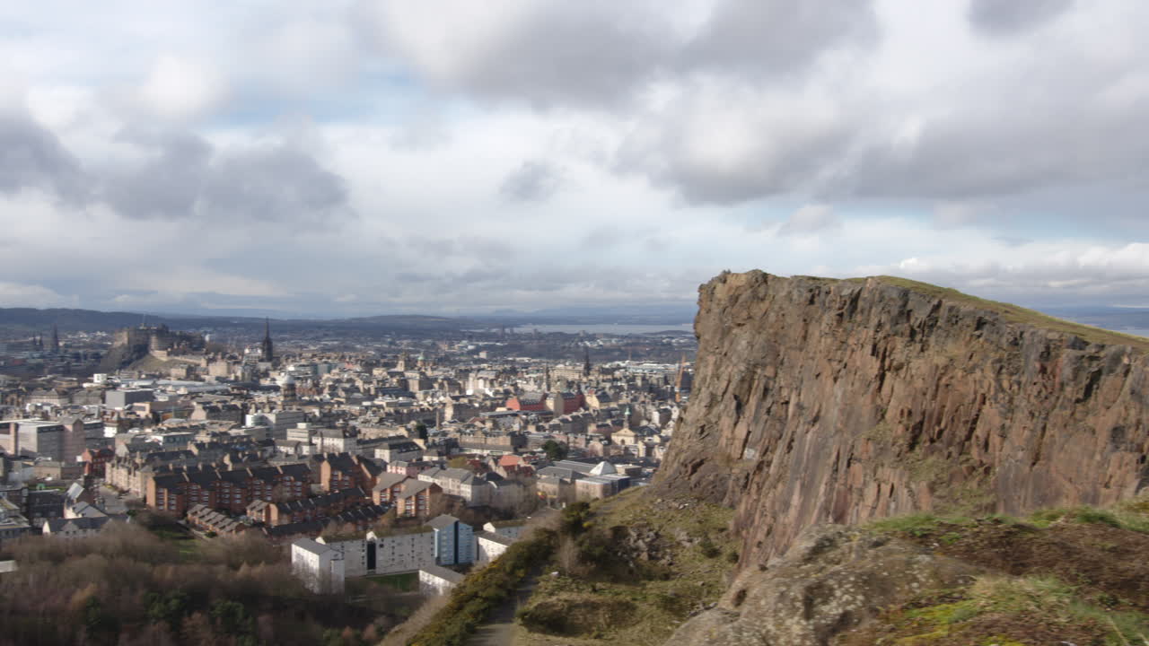 vista del horizonte de la ciudad de edimburgo desde la colina del asiento de arthur en edimburgo