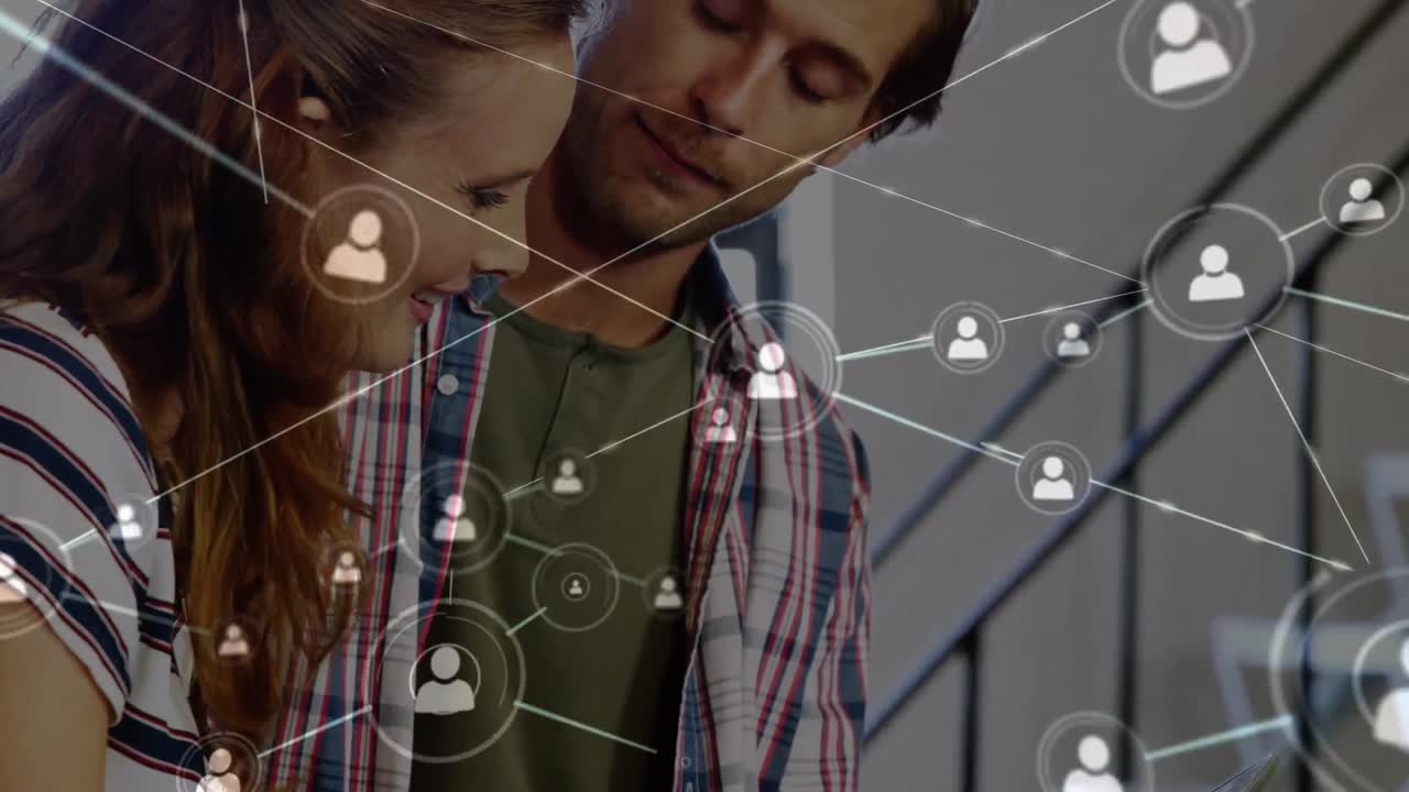 animación de la red de conexiones y el icono del usuario sobre la mujer y el hombre caucásicos que trabajan en la oficina