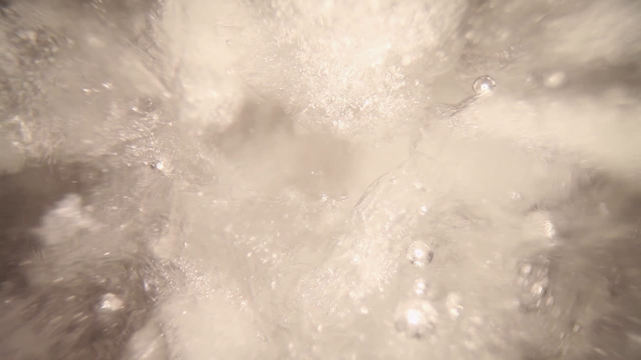 으깬 얼음을 가득 채운 믹서기에 잠긴 상태 - 물, 얼음을 끌어당김, 얼음의 미세한 디테일이 많이 나타남 - 광각 프로브 렌즈를 사용하여 독특한 시점 획득