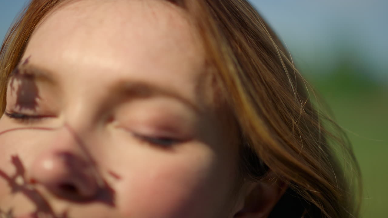 나무 가지  ⁇ 새를 맡는 예쁜 소녀 얼굴. 공원에서 미소 짓는 아름다운 여성 초상화.