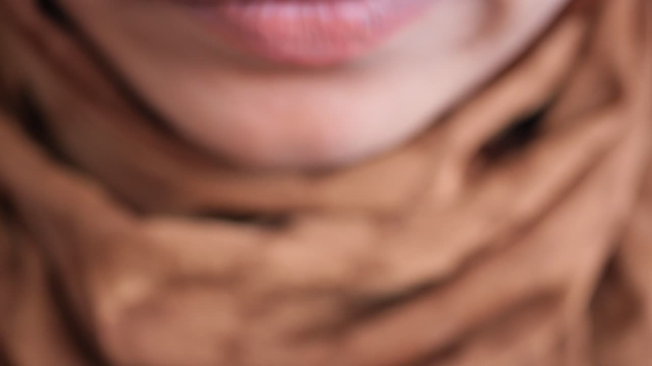 mujer comiendo comida