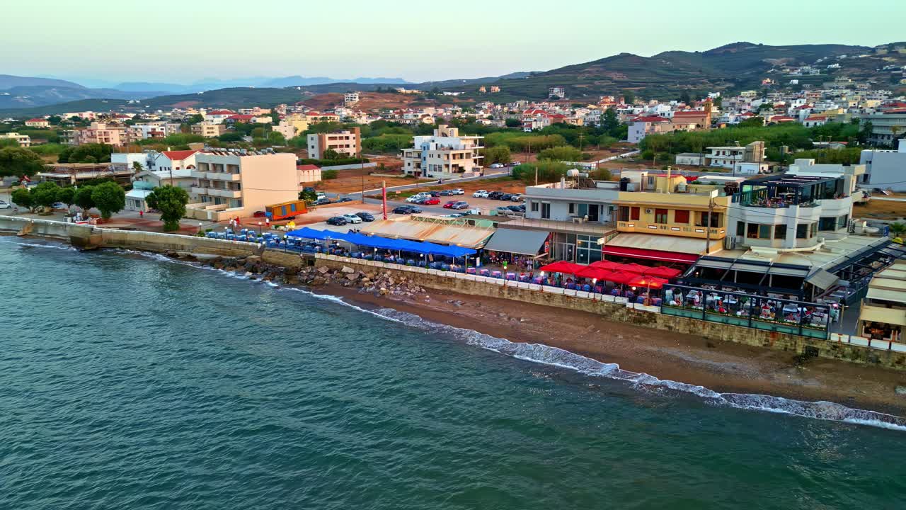 Girit Akdeniz plajı, havadan drone çekimi, Kissamos kasabası, Yunanistan ada turizmi.