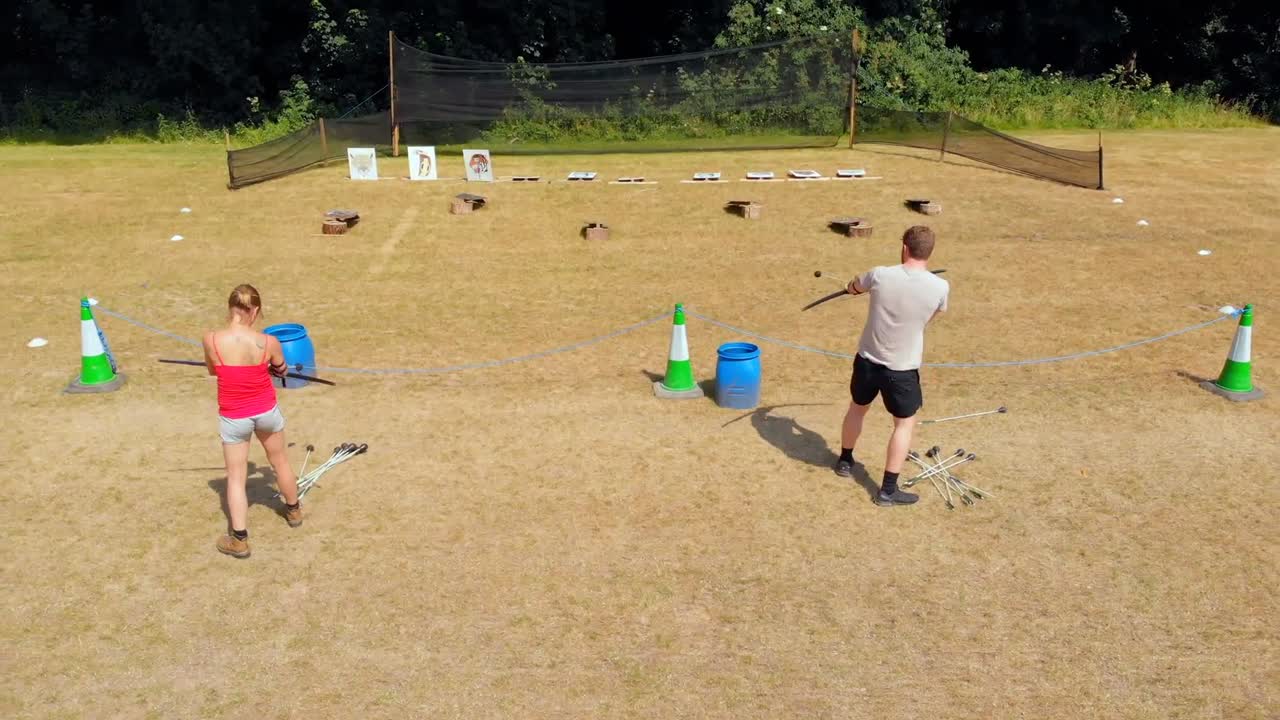 лучники практикуют стрельбу из лука в учебном лагере 4k