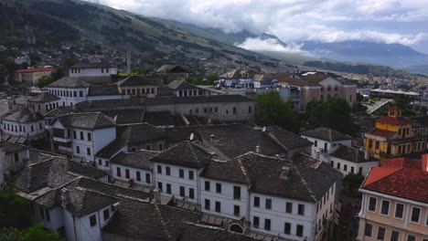 Volar-Sobre-La-Arquitectura-Otomana-Bien-Conservada-En-El-Casco-Antiguo-De-Gjirokaster,-Albania