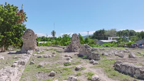 Tumba-Del-Cacique-Enriquillo-En-Medio-De-Zonas-Residenciales-En-Pueblo-Viejo,-Provincia-De-Azua,-República-Dominicana