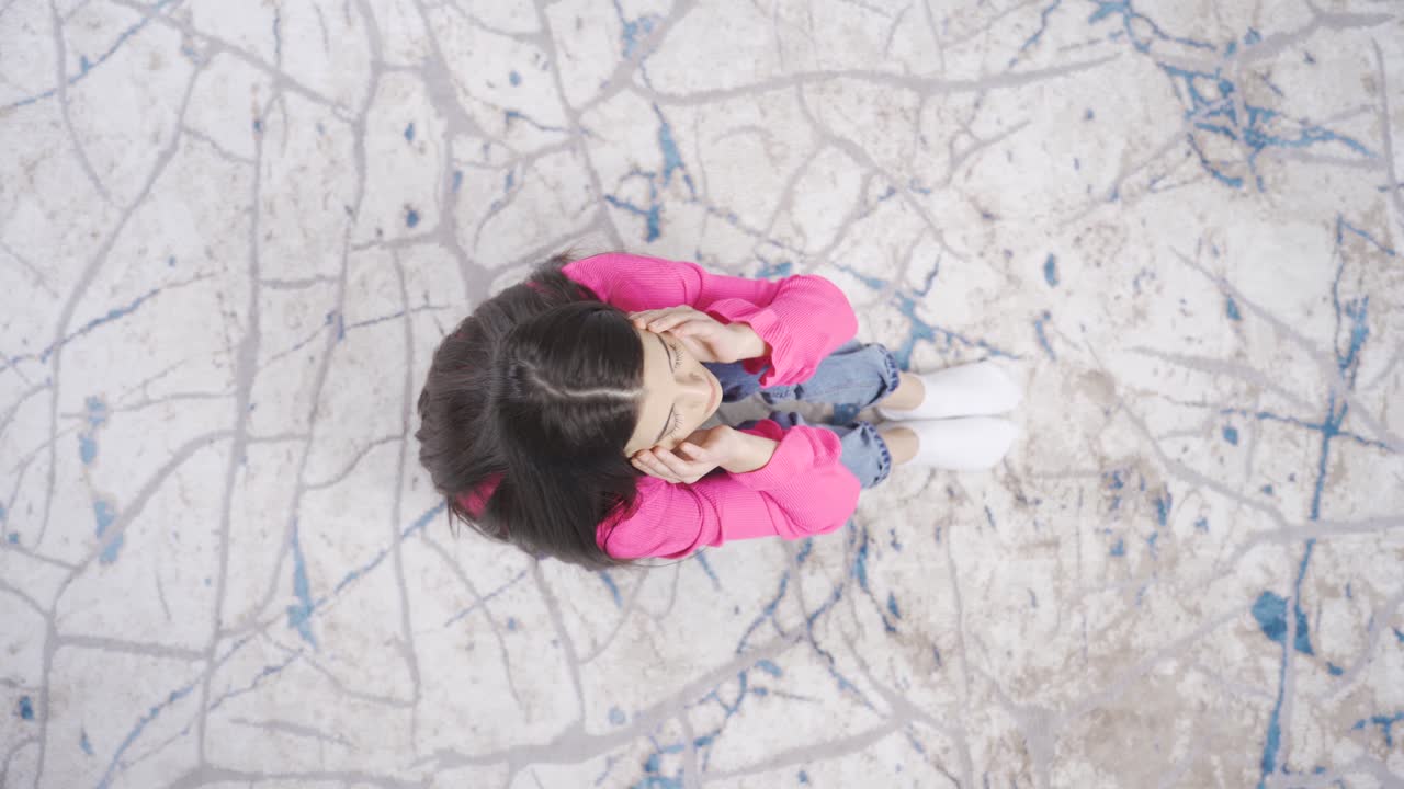 una joven deprimida que se siente indefensa e impotente, frustrada.