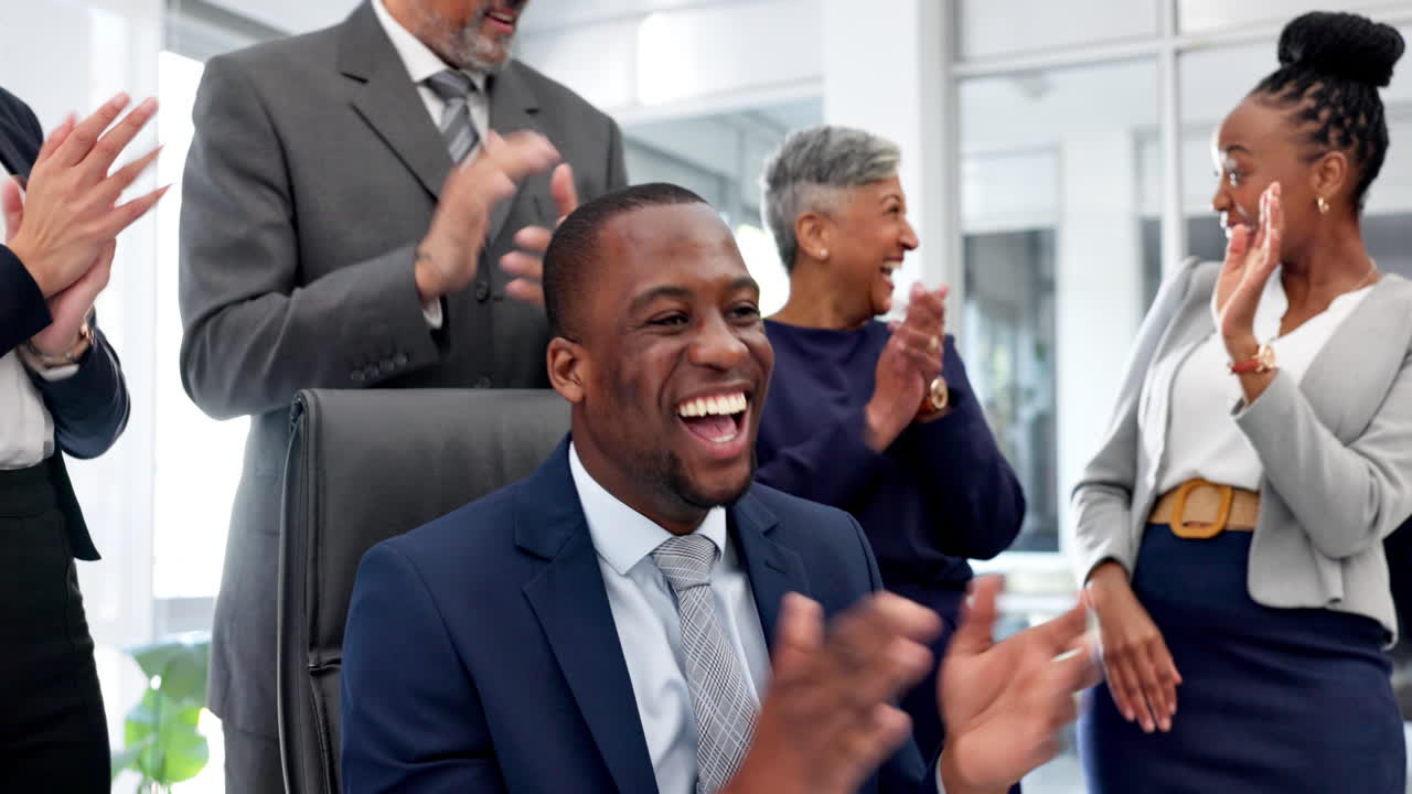 felicidad, aplausos y un grupo de personas de negocios