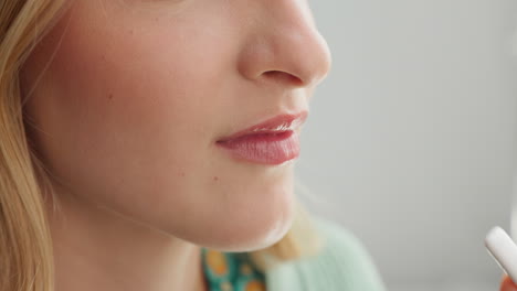 mujer masticando chicle