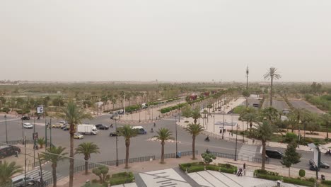 Ajetreado-Bulevar-Mohammed-Centro-De-La-Vía-Intersección-De-Tráfico-A-Través-Del-Horizonte-Del-Paisaje-Urbano-De-Marrakech