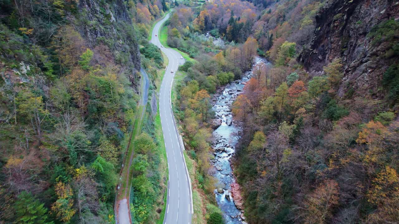 Bladfyldt vej i Pyrenæerne, efterårsscene, nær Cauterets, fredfyldt rejse