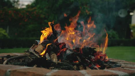 Hohes-Lagerfeuer-Im-Wald-In-Der-Nacht