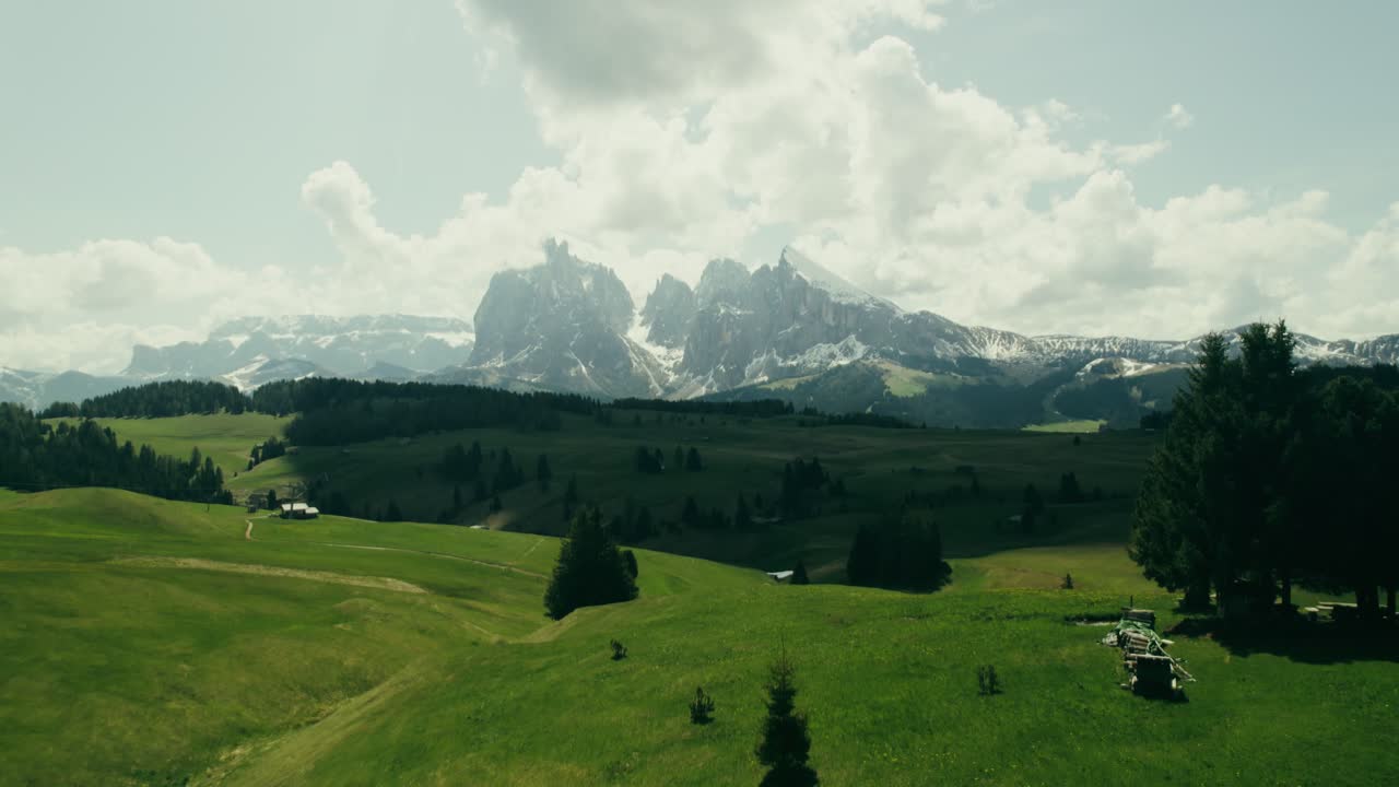 prado alpino y cordillera