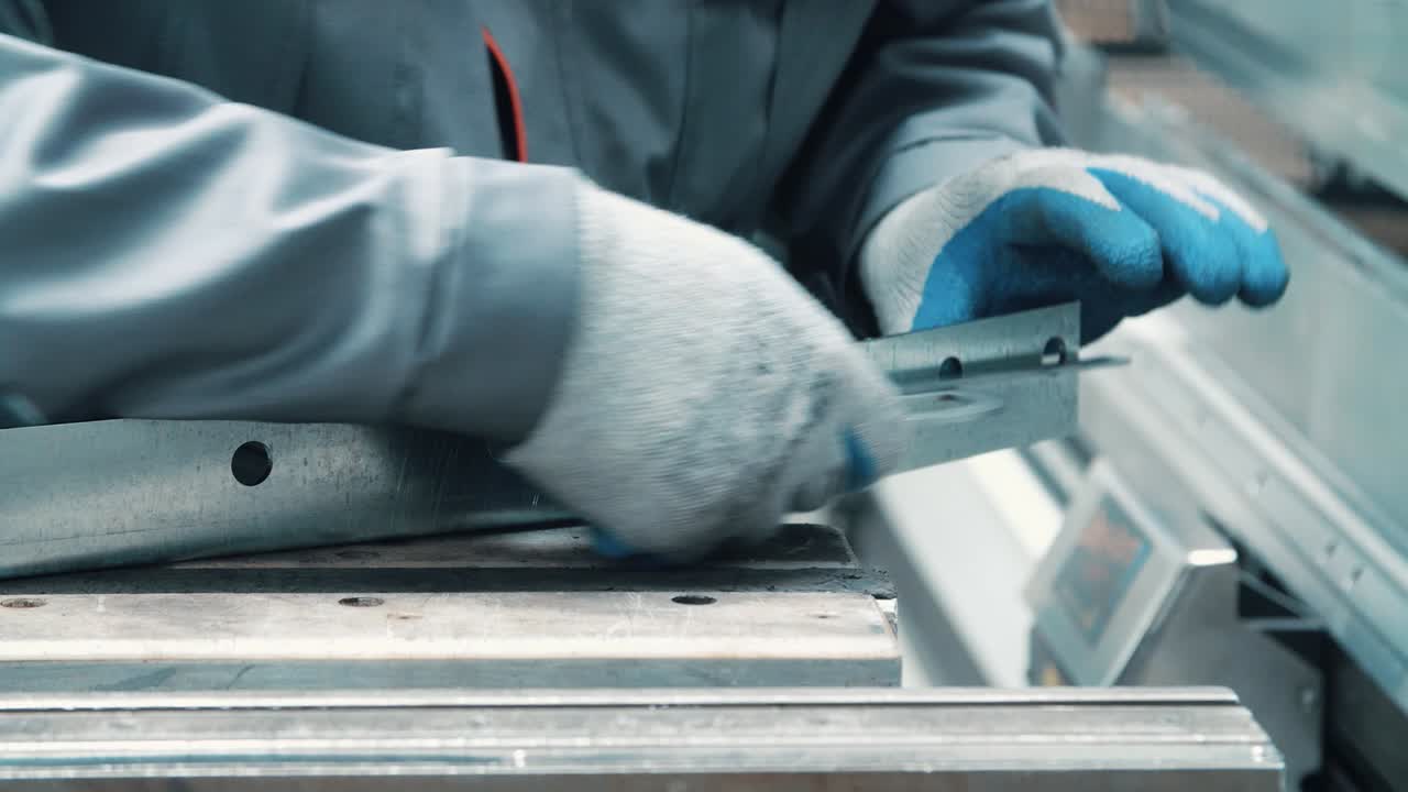 엔지니어 측정 각 금속 제품 goniometer에 의해. 측정 각