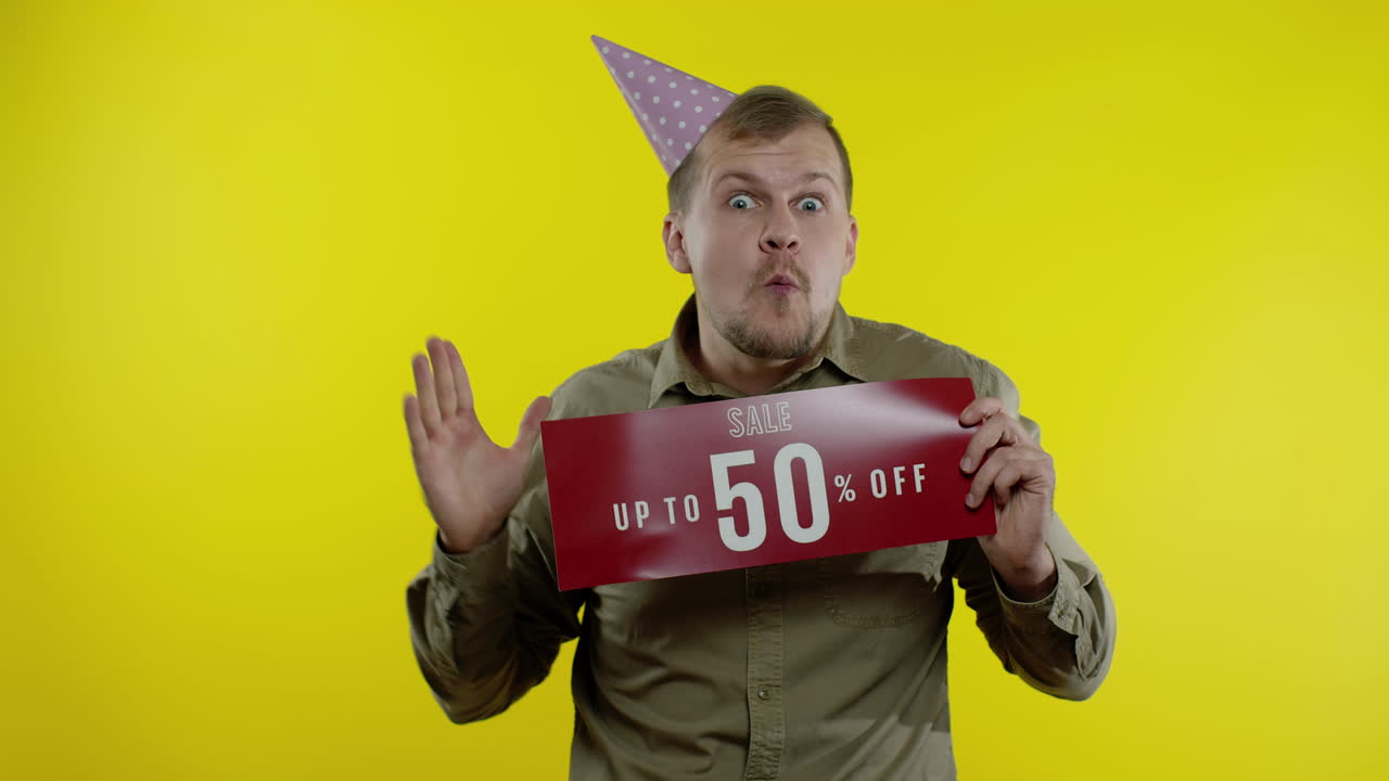 행복한 상점 고객: 남자가 50%까지 할인 된 문장 표지판을 보여줍니다. 블랙 프라이데이 컨셉