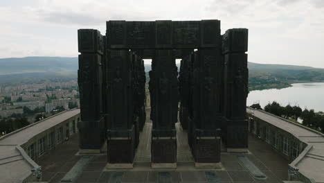 Massive-pillars-with-sculpted-reliefs,-Chronicle-of-Georgia-monument