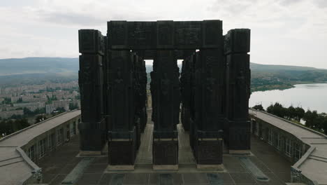 pilares masivos con relieves esculpidos, crónica del monumento de georgia