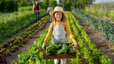 niña, granja y agricultura en la cosecha verde