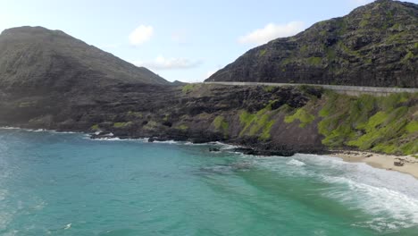 Hermosa-Vista-De-La-Cara-Del-Acantilado-De-Makapuu-Oahu-Hawaii-Dolly-Aéreo-Hacia-Adelante