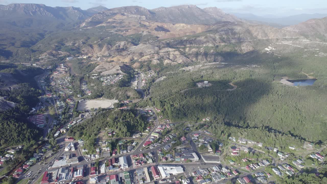 la histórica ciudad minera de queenstown en tasmania rodeada de montañas
