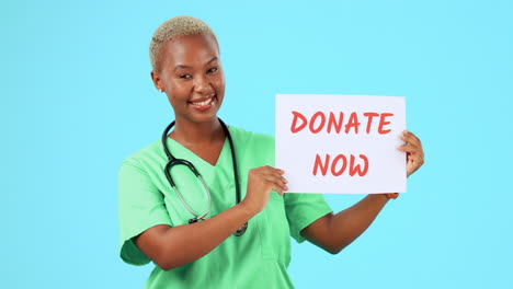 Enfermera,-Sonrisa-Y-Mujer-Negra-Con-Cartel-De-Donación
