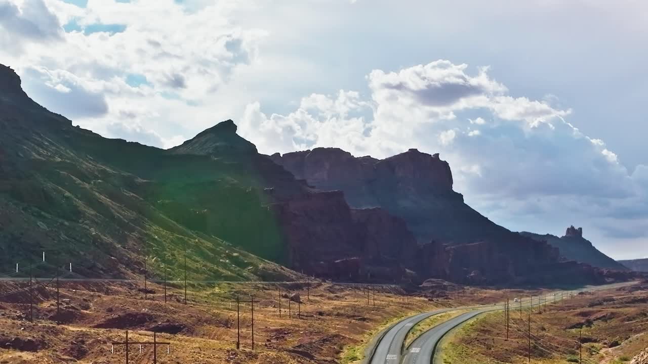 Strada panoramica serpeggiante tra le montagne del Colorado sotto un cielo nuvoloso