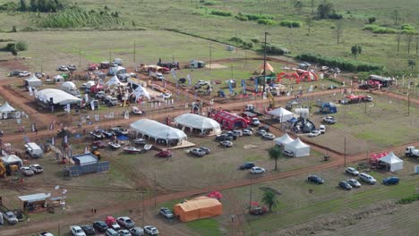 tiendas de campaña y automóviles de comerciantes en el mercado de agricultores forestales