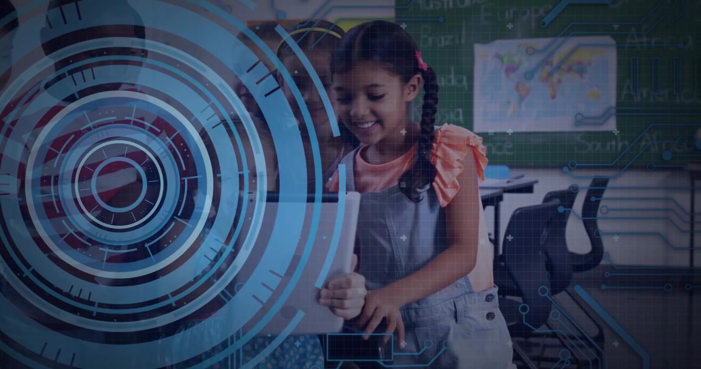 Ragazza che si avvicina, prende un tablet da un'altra persona, si gira, tocca e condivide nell'istruzione con un overlay di codice HUD