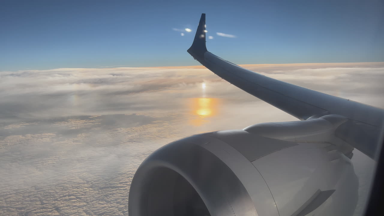 비행기 창에서 일출보기